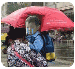 奶奶给孙子打伞表情包